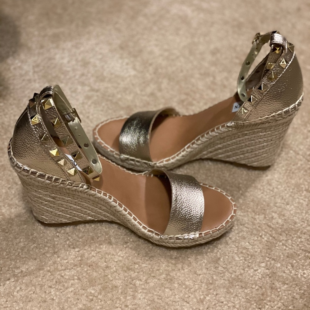 Steve Madden NEW in box size 8 gold wedges